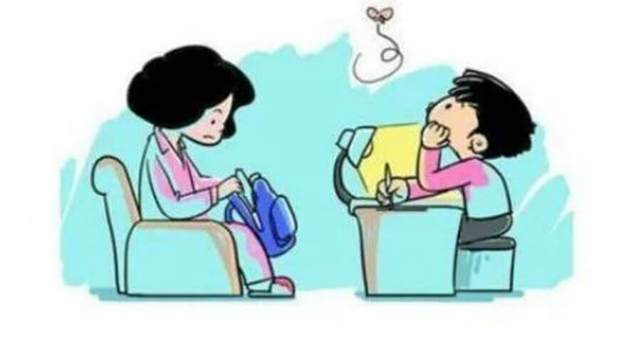 妈妈帮孩子整理书包时,发现搞笑一幕,提醒:家长别乱翻