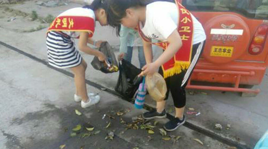 “最佳暖男”火了,下雨天用伞将堵塞的井盖清理,网友:像小天使 “最佳暖男”火了,下雨天用伞将堵塞的井盖清理,网友:像小天使