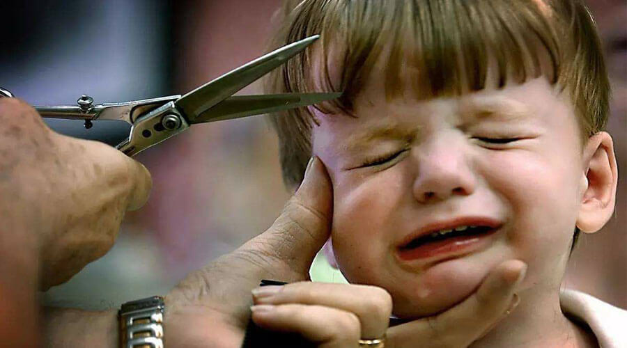 一剪头发就哭闹，孩子的“理发恐惧症”如何破，先找到害怕的原因