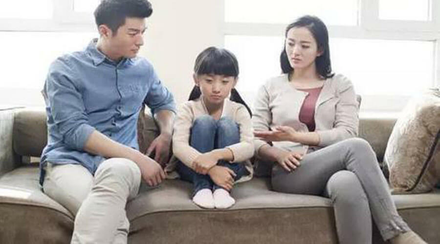 妈妈爸爸的教育就像两条平行线,方式方法不同,导致孩子无所适从 妈妈爸爸的教育就像两条平行线,方式方法不同,导致孩子无所适从