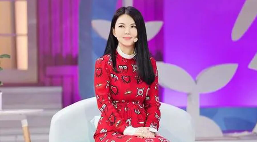 李湘对16年的保姆如家人,一天晚上后哭着把她辞退,做法大有深意 李湘对16年的保姆如家人,一天晚上后哭着把她辞退,做法大有深意