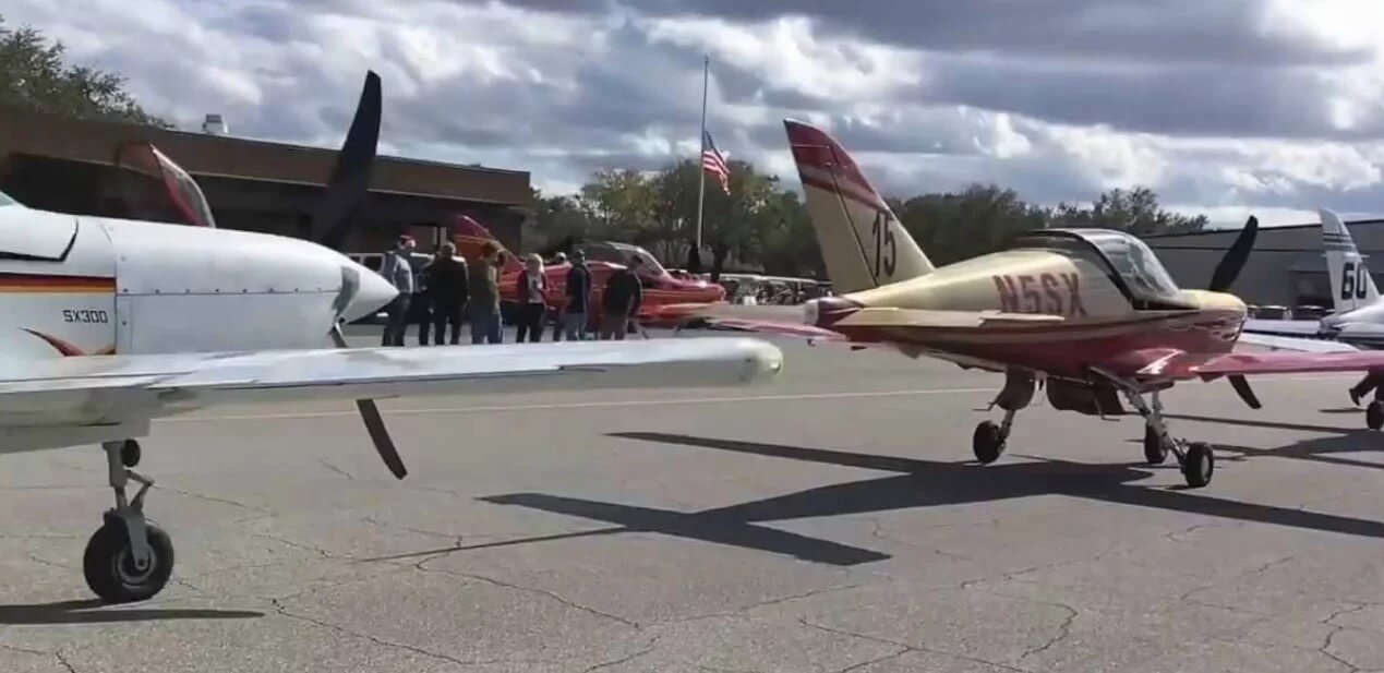 美国土豪小镇,马路上停满了飞机,居民天天开着飞机上下班